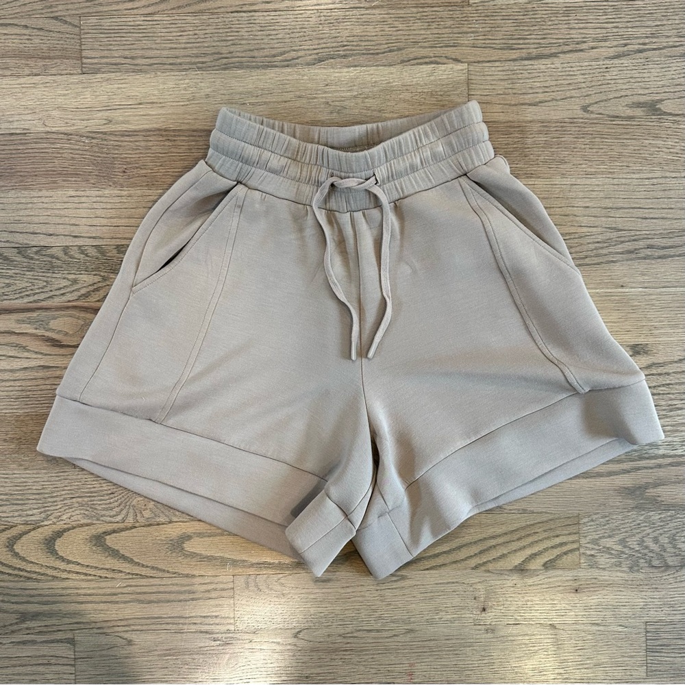 Varley Alder Double Soft 5.5” Shorts Light Taupe